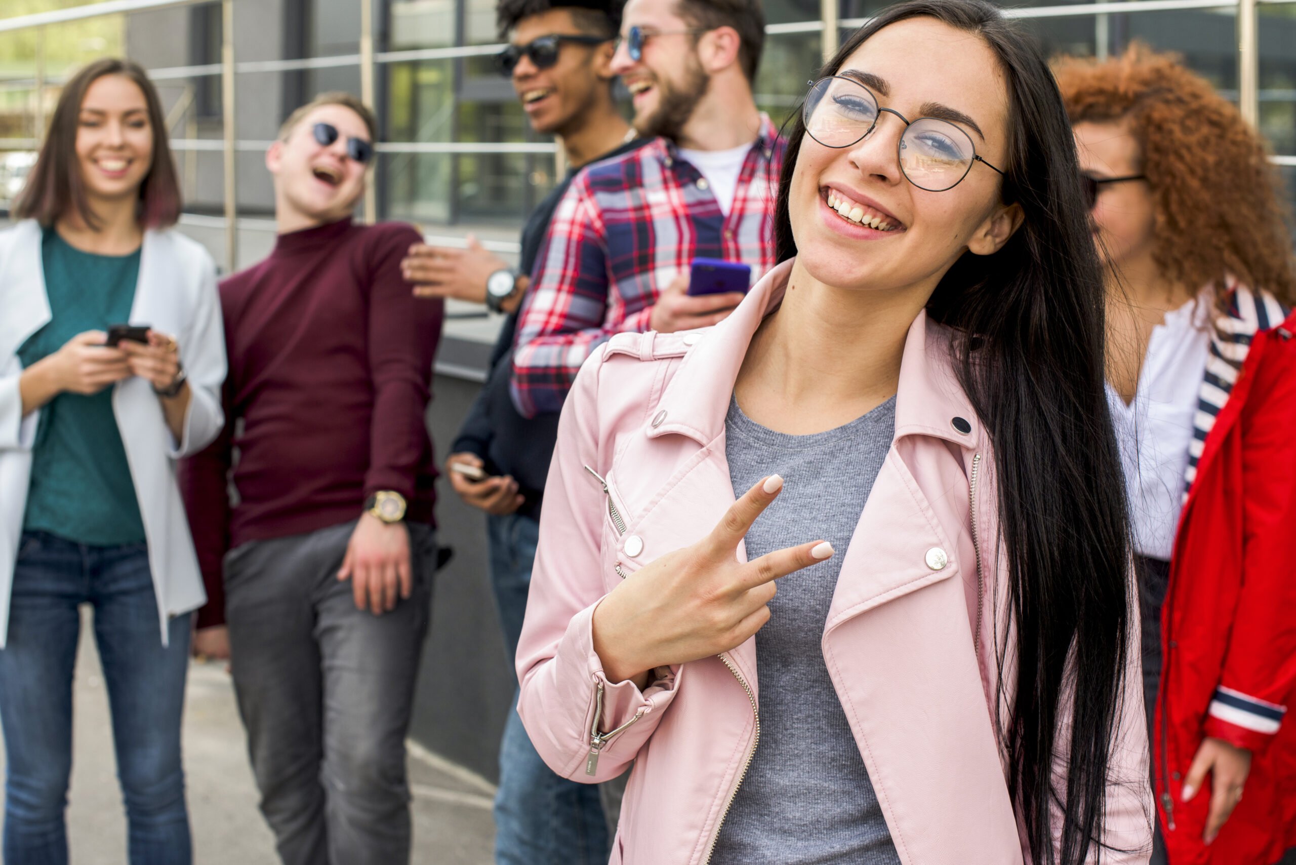 Estudiantes celebrando logros académicos